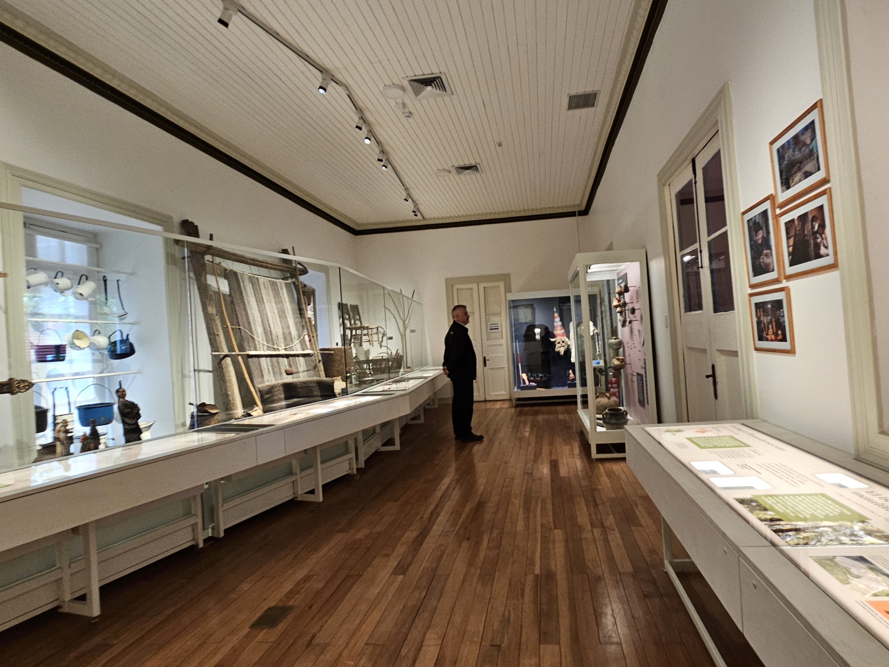 Fotografía de un Sector de exposición de objetos como implementos de cocina históricos y telares